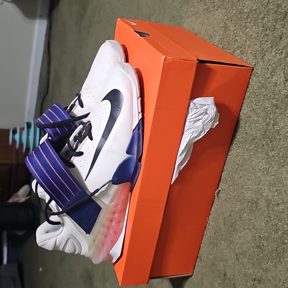 Nike Savaleos Unisex Men 10 Wome 11.5 Like New